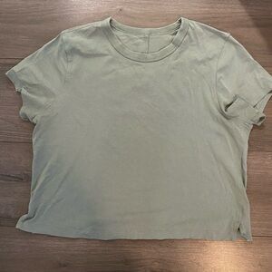 Women’s Size 10 Lululemon Classic Fit Cotton Blend Crop T-shirt - in Palm Court